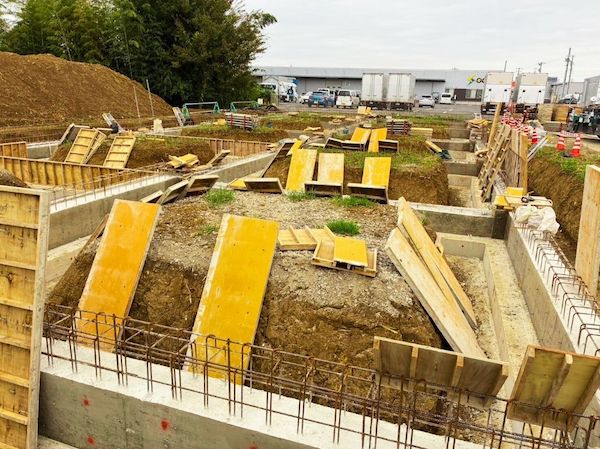 クリニック建築<br>基礎工事が完了しました—いよいよ鉄骨建て方へ