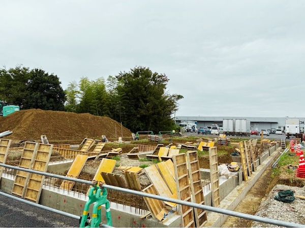 クリニック建築<br>基礎工事が完了しました—いよいよ鉄骨建て方へ