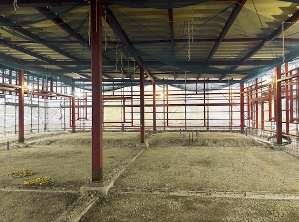 クリニック建築<br>鉄骨建て方工事が始まりました—クリニックの姿が現れました