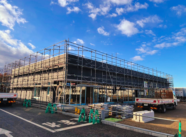 クリニック建築<br>足場が外れ、クリニックの全貌が見えてきました