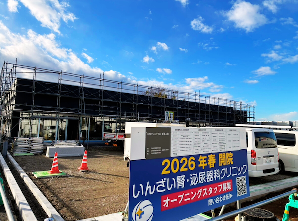 クリニック建築<br>足場が外れ、クリニックの全貌が見えてきました