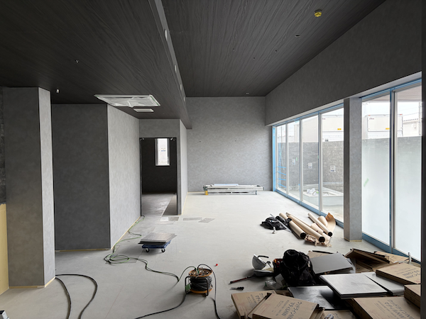 待合室 ― 落ち着きと開放感の両立