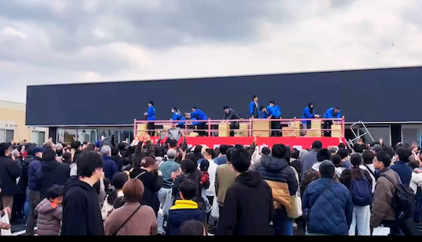 院長挨拶、そして餅まきへ